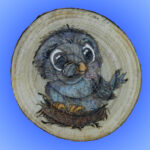 kleiner Vogel im Nest (Feuerzeichnung + Buntstift) – ø ca. 9 cm